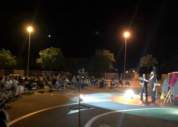 El ingenio de dos excéntricos hermanos arrancan las risas del público con sus malabares al ritmo de la música