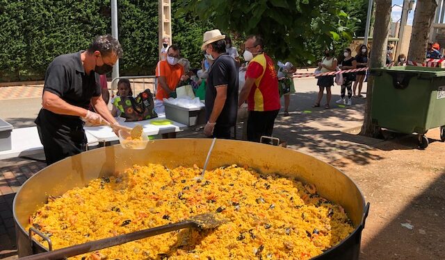 Los vecinos no fallan a su cita con la recuperada paella festiva
