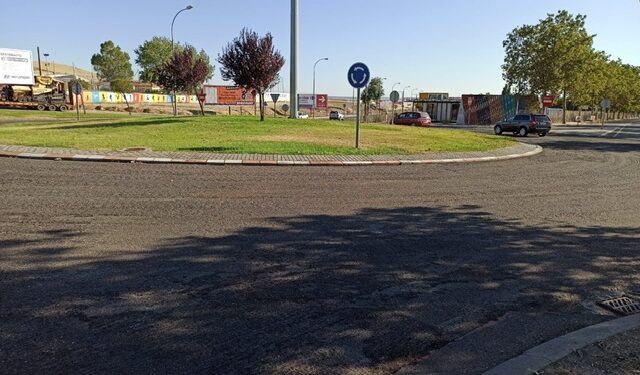 Las obras de renovación del firme de la rotonda de acceso al polígono Los Villares obligarán a desviar el tráfico los días 23 y 24