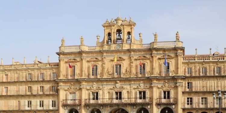 El Ayuntamiento recibe un millón de euros más de la Junta para reforzar los Servicios Sociales