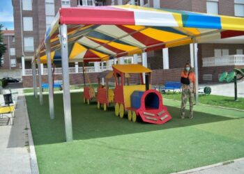 El parque de la plaza Comuneros ya tiene instaladas las carpas para que los niños jueguen protegidos del sol y la lluvia