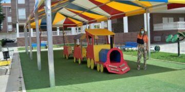 El parque de la plaza Comuneros ya tiene instaladas las carpas para que los niños jueguen protegidos del sol y la lluvia