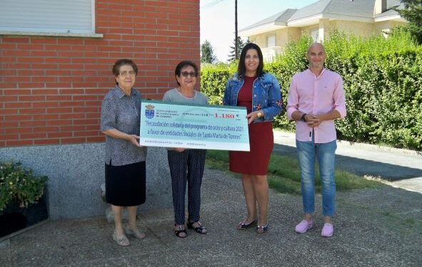 Las madres Carmelitas Teresas de Jesús reciben su cheque solidario con la recaudación de los conciertos del Programa Seguro de Ocio y Cultura