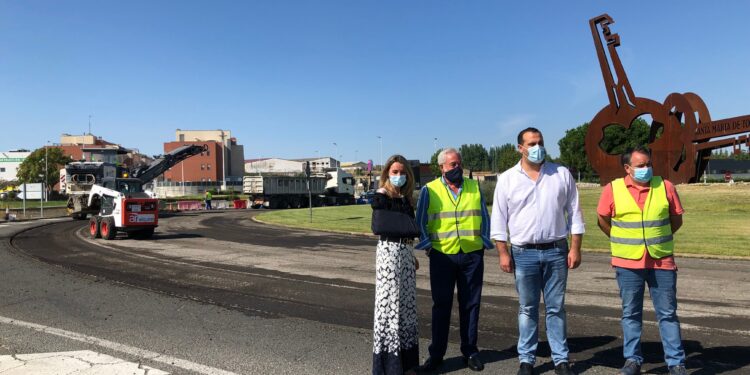 Las obras de pavimentación de la rotonda de Las Llaves completan la renovación de los accesos al municipio y a la A-50