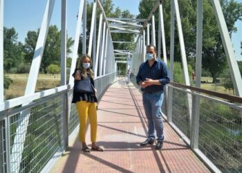 Concluyen los trabajos de puesta a punto de la pasarela de acceso a la Isla del Soto desde La Fontana