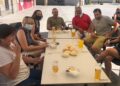 Ocho bares reparten las 800 raciones de chichas con huevo para degustar en casa y en las terrazas con la familia y amigos