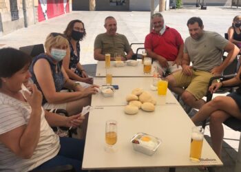 Ocho bares reparten las 800 raciones de chichas con huevo para degustar en casa y en las terrazas con la familia y amigos