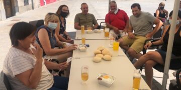 Ocho bares reparten las 800 raciones de chichas con huevo para degustar en casa y en las terrazas con la familia y amigos