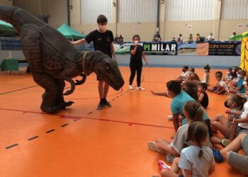 El mundo de los dinosaurios ‘engancha’ a los niños de Villares