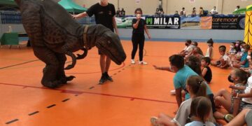 El mundo de los dinosaurios ‘engancha’ a los niños de Villares