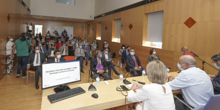 Compromiso de diputaciones y Junta para «reordenar y reforzar» la atención sanitaria en el medio rural