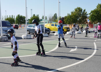 Jornada deportiva con actividades de ciclismo y zumba