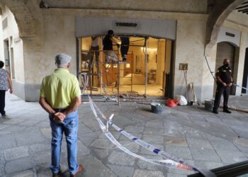 Espectacular alunizaje en una joyería de la Plaza Mayor