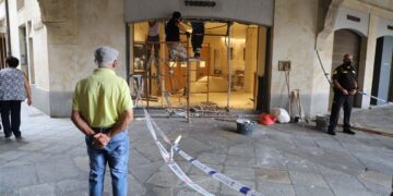 Espectacular alunizaje en una joyería de la Plaza Mayor