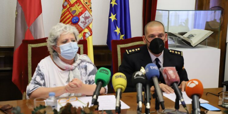 El presunto asesino es calificado como «una persona peligrosa y violenta que tenía en su domicilio cartuchos y numerosas armas blancas»