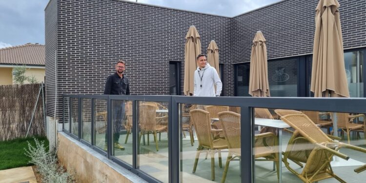 El cerramiento de la terraza de la piscina permitirá utilizar la instalación durante todo el año