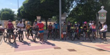 Jornada de voluntariado ambiental de CiberCarba para dejar la Vía Verde libre de residuos