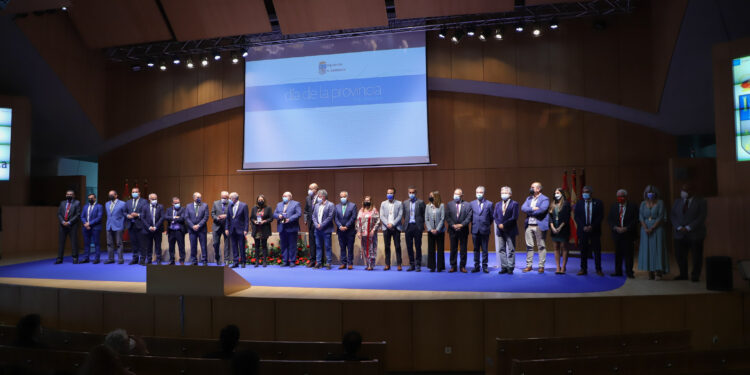 Reencuentro y emoción en el Día de la Provincia para homenajear a los dos médicos que perdieron la vida en su lucha contra la pandemia