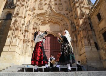 El Patio Chico acoge la celebración del Día del Tamborilero