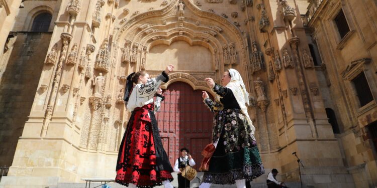 El Patio Chico acoge la celebración del Día del Tamborilero