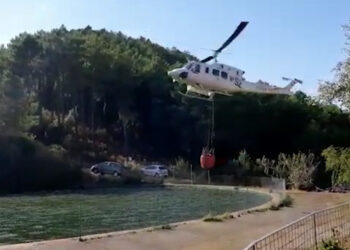 Espectacular maniobra de los medios aéreos en la piscina de La Palla de Garcibuey