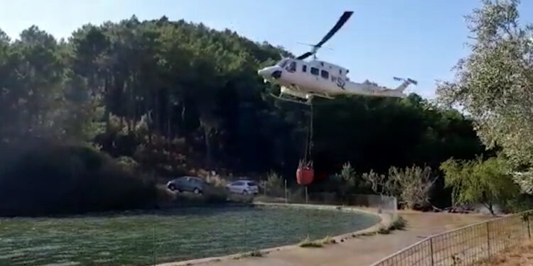 Espectacular maniobra de los medios aéreos en la piscina de La Palla de Garcibuey