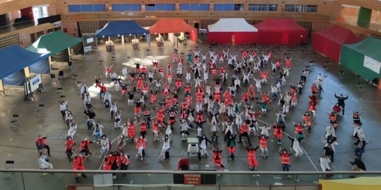 Homenaje entre los sanitarios antes del cierre del Multiusos como centro de vacunación