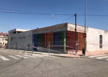 La renovación de la fachada de la guardería municipal eliminará las placas de mármol para evitar riesgo de desprendimientos y garantizar la seguridad de los usuarios