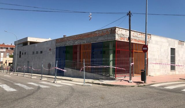 La renovación de la fachada de la guardería municipal eliminará las placas de mármol para evitar riesgo de desprendimientos y garantizar la seguridad de los usuarios
