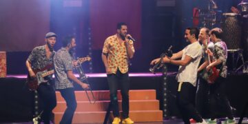 La buena onda de La Pegatina encandila al público del CAEM