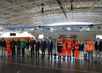 Fernández Mañueco reconoce el trabajo de los profesionales en «una campaña de vacunación sin precedentes»