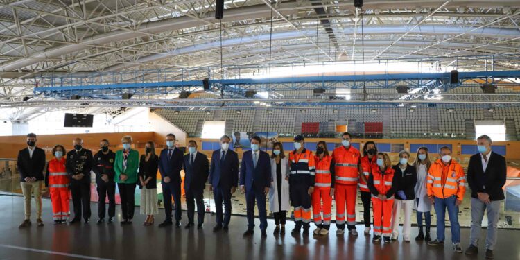 Fernández Mañueco reconoce el trabajo de los profesionales en «una campaña de vacunación sin precedentes»