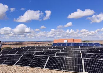 El Ayuntamiento concluye la instalación fotovoltaica en el sondeo que abastece de agua a la localidad