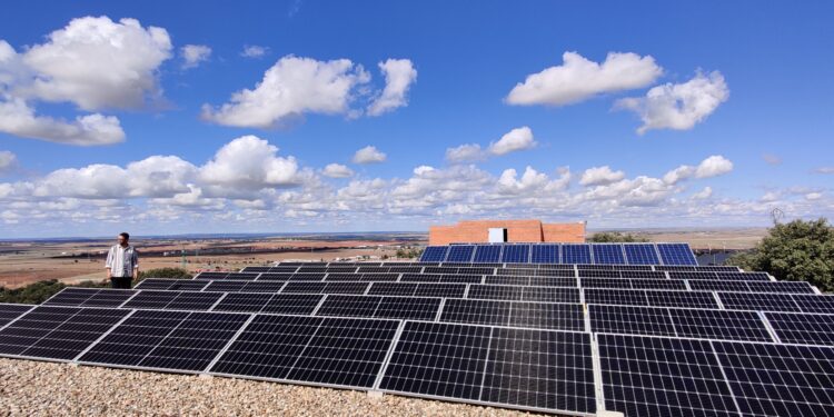 El Ayuntamiento concluye la instalación fotovoltaica en el sondeo que abastece de agua a la localidad