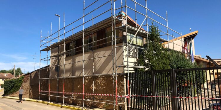 Comienzan las obras de renovación de la cubierta del edificio consistorial para acabar con las goteras y humedades