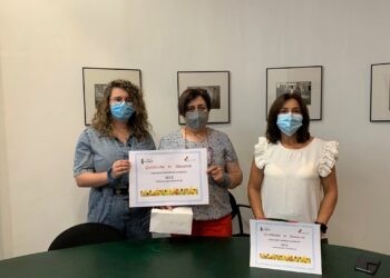 La Asociación de Parkinson de Salamanca recibe los 561 euros recaudados en la comida popular de agosto