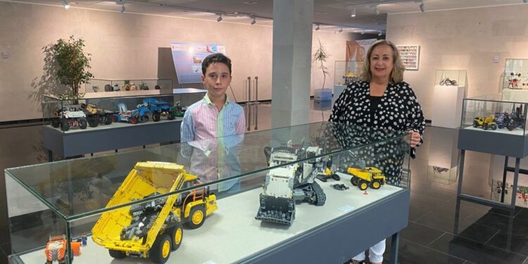 El pequeño Samuel Recio muestra el arte en el que ha convertido su afición por las construcciones de Lego
