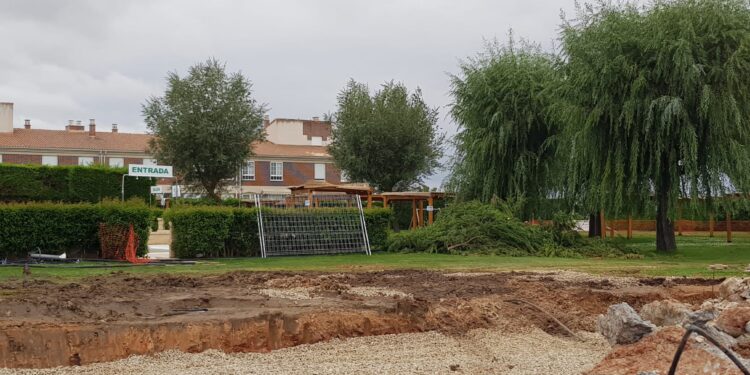La construcción de los nuevos vestuarios inicia el proyecto de transformación integral de las piscinas municipales