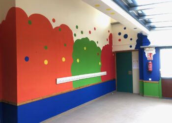 El colegio estrena el curso con nueva imagen: la reforma de los aseos y la pintura con llamativos colores en la fachada, pasillos y varias aulas