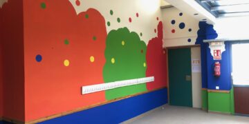 El colegio estrena el curso con nueva imagen: la reforma de los aseos y la pintura con llamativos colores en la fachada, pasillos y varias aulas