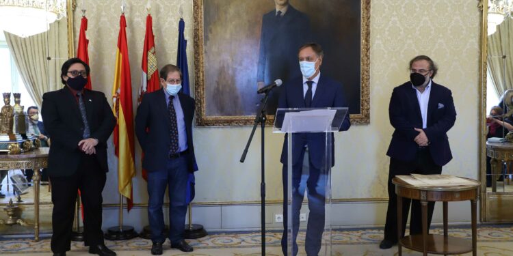 Salamanca otorga a los poetas Nuno Júdice y Harold Alva el título de ‘Huésped Distinguido’