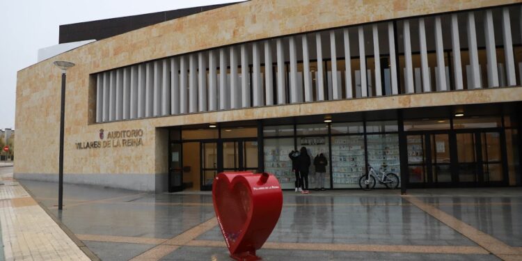 El desprendimiento de parte del techado del Auditorio Municipal obliga a cambiar el plan de seguridad para ejecutar la obra y evitar más daños