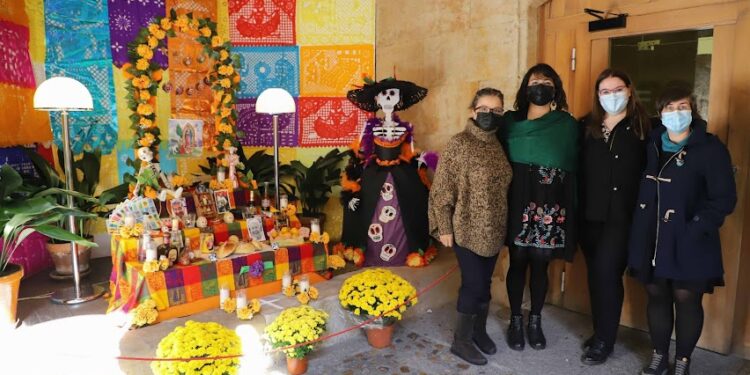 La Casa de las Conchas acoge un Altar de Día de Muertos para honrar esta tradición mexicana