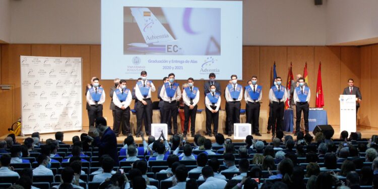 ‘Entrega de alas’ en la graduación de los pilotos de Adventia