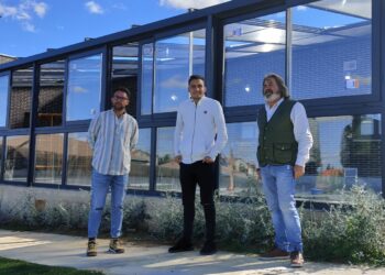 Finaliza el cerramiento de la cafetería de las piscinas que permitirá utilizarla durante todo el año