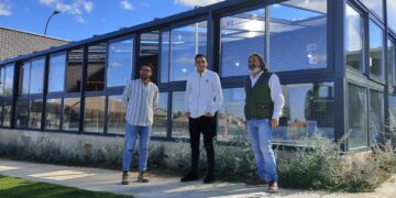 Finaliza el cerramiento de la cafetería de las piscinas que permitirá utilizarla durante todo el año