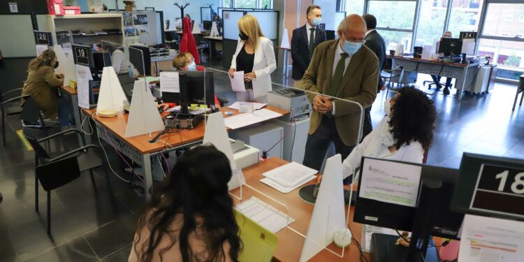 Las oficinas de registro implantarán nuevos servicios electrónicos de asesoramiento a los ciudadanos