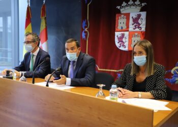 Los mayores de 70 años recibirán las vacunas de la gripe y la tercera dosis frente a la covid antes de final de año