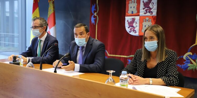 Los mayores de 70 años recibirán las vacunas de la gripe y la tercera dosis frente a la covid antes de final de año