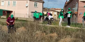 La Vía Verde queda saneada de maderas, plásticos, cartones y tubos en el 1,5 km. en la limpieza realizada por los voluntarios de ‘CiberCarba’ y #ecólatras